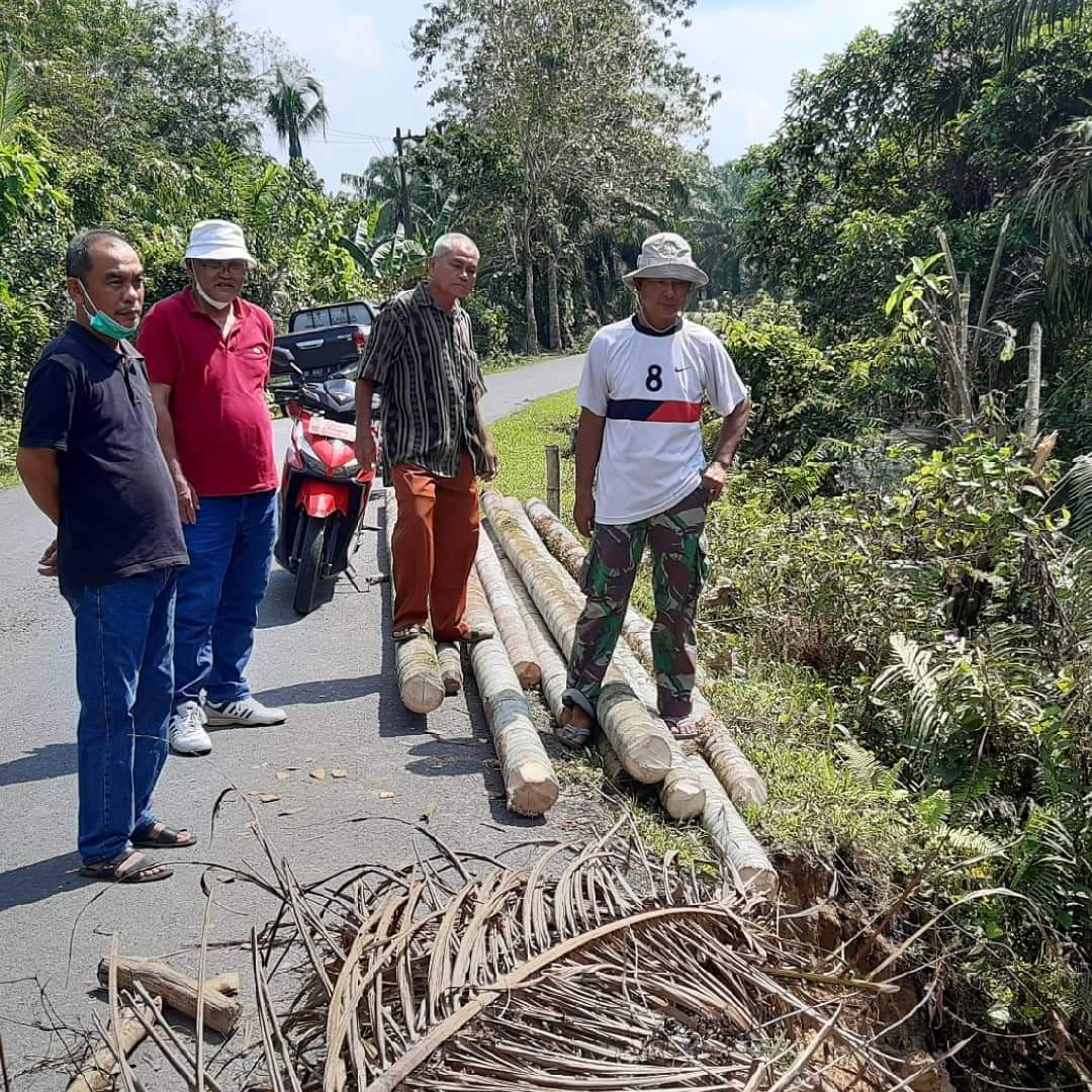 Jalan di Desa Ujung Padang Labura Terancam Putus Akibat Longsor