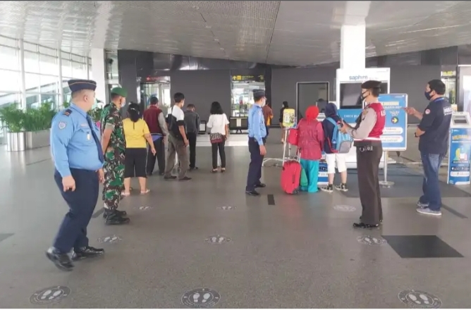 Polsek Bandara Kualanamu Melaksanakan Monitoring Penggunaan Masker dan Patroli Di Areal Bandara KNIA