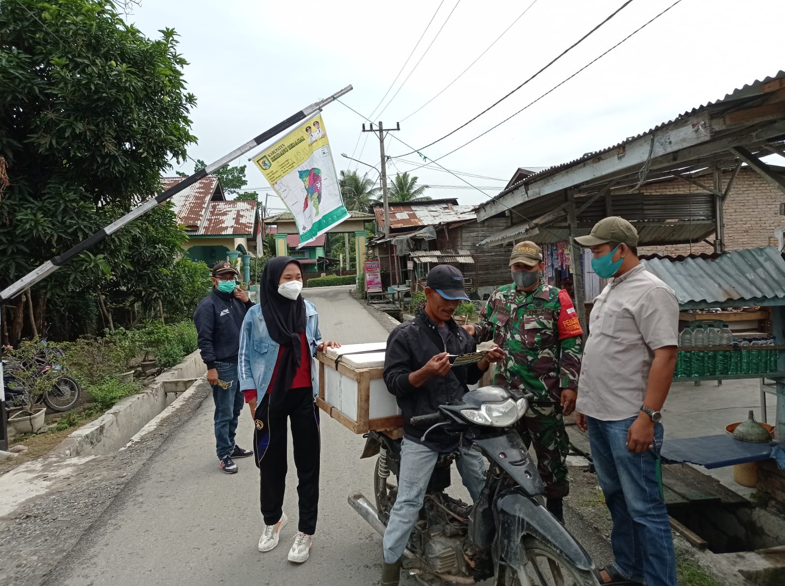 Konsisten Tegakan Disiplin Prokes Babinsa Koramil 09/TM Dampingi 12 Desa lakukan Operasi Yutisi