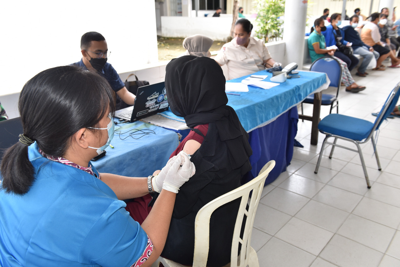 TNI AL Lantamal I Memberikan Vaksin Rutin Kepada Masyarakat Maritim Di Rumkital Belawan
