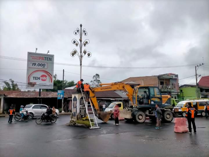 Dishub Kab. Dairi Bongkar Tugu Simpang Salak