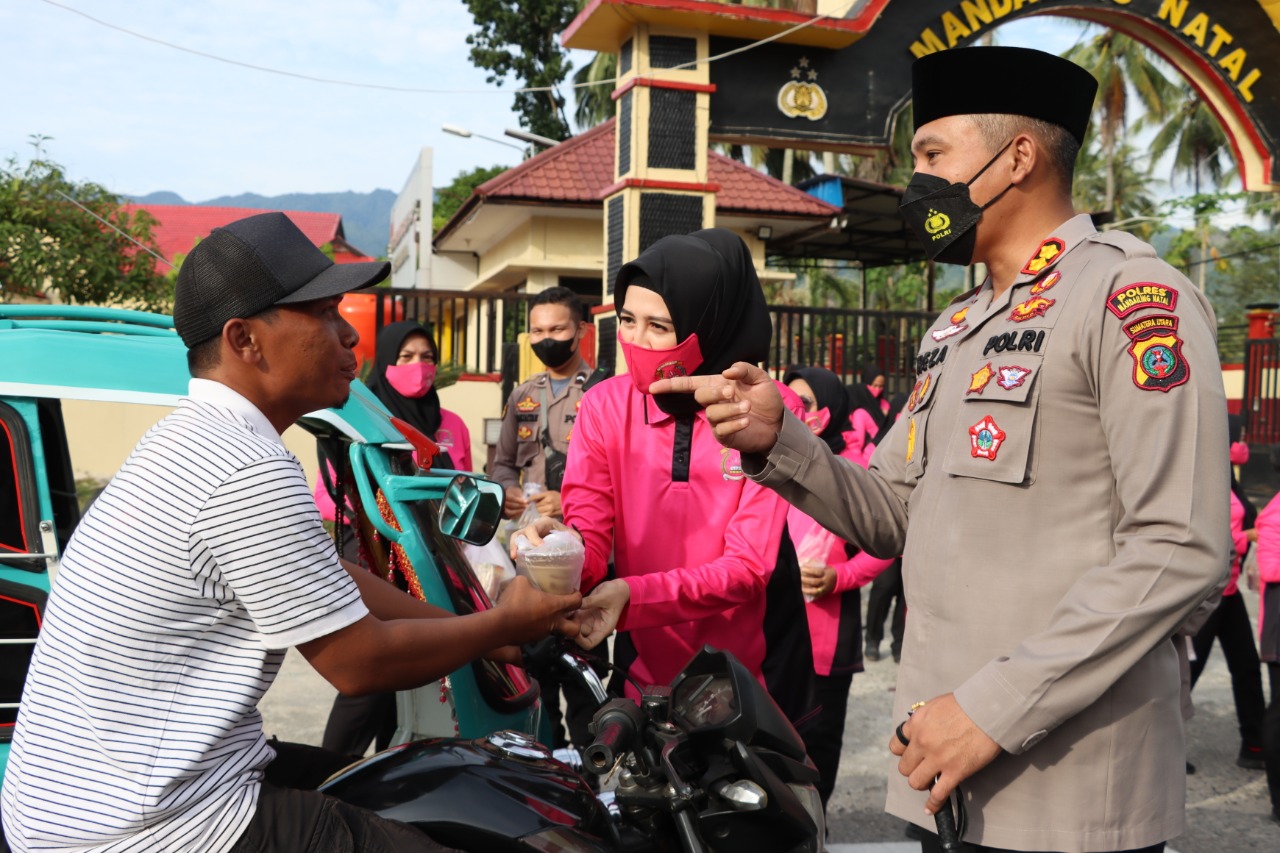Keluarga Besar Polres Madina Bagikan Takjil Gratis kepada Warga, Selama Bulan Suci Ramadhan 1443 H