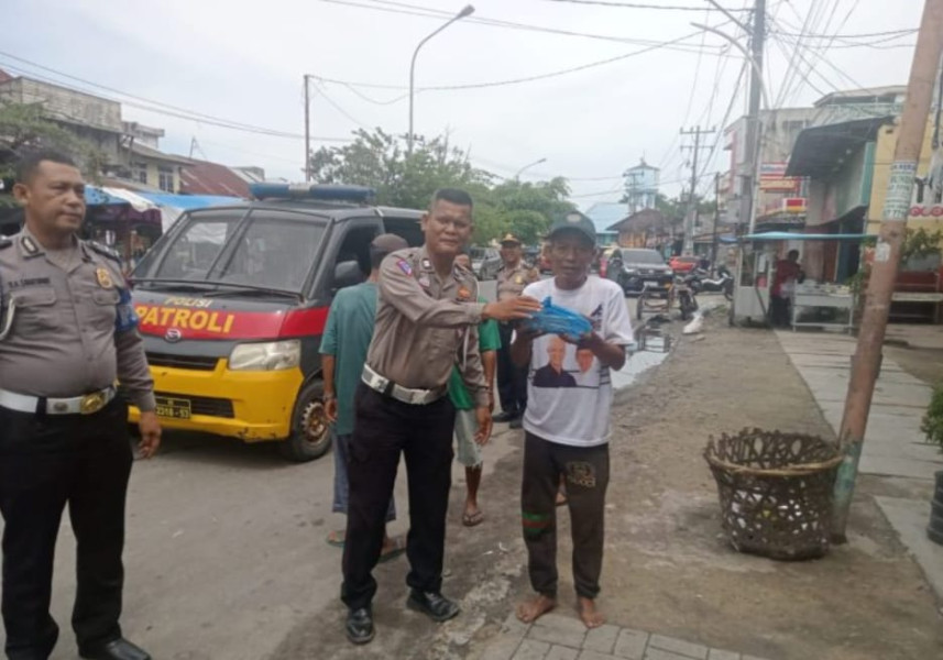 Polsek Belawan Laksanakan Jum'at Berbagi Untuk Masyarakat Kurang Mampu