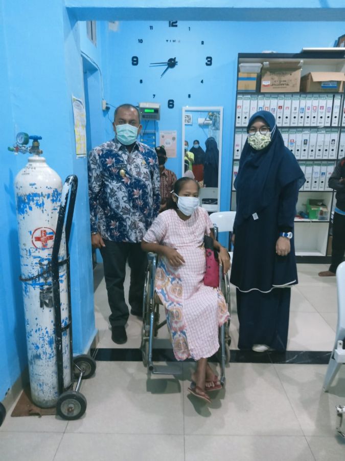 DEVI RAJAGUKGUK  Penderita Ginjal Kronis dapat bantuan dana perobatan dari Bupati Labura