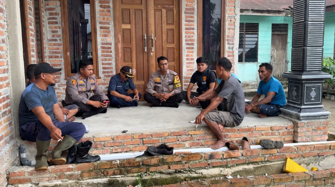 Personil Polsek Sungai Sembilan Musyawarah Gotong Royong Pembangunan Pos Satkamling bersama Warga