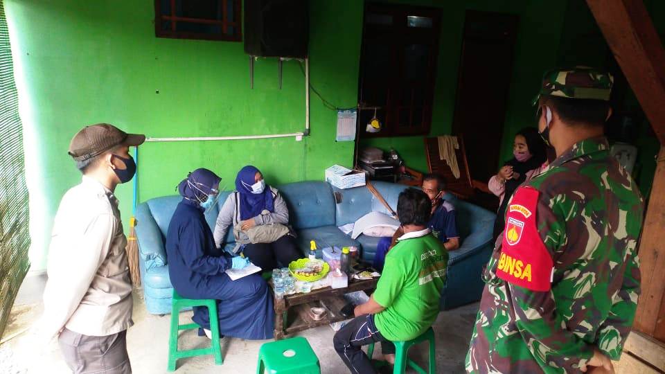TNI -POLRI Kawal Petugas Medis Tracking Warga Banaran