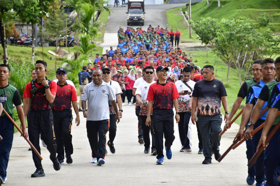 Tim Demonstrasi HUT TNI Ke-79 Ikuti Olahraga Bersama Komandan Pasmar 3