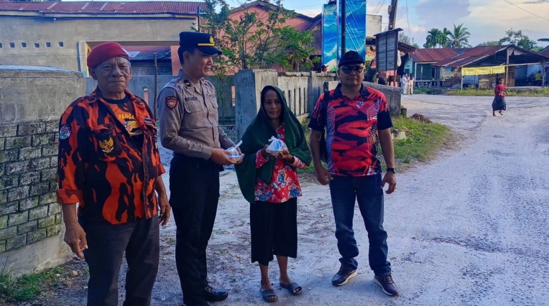 Pemuda Pancasila dan Pos Pantau Ops Ketupat Toba Berbagi Ratusan Takjil di Pantai Cermin