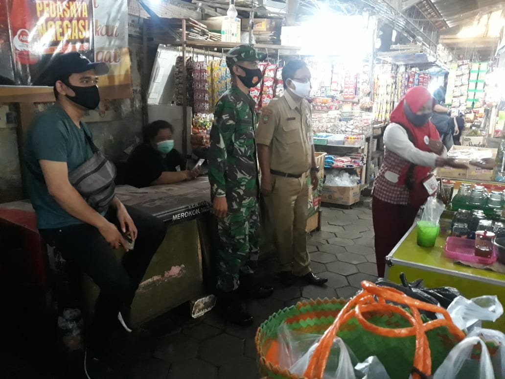 Bati Bakti TNI Bersama Lurah Pasar Terapkan PPKM Berbasis Mikro di Pasar Harjodaksino
