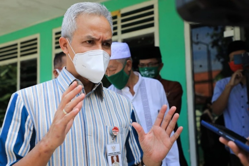 Bagi Sembako kepada Santri yang Tak Mudik, Ganjar Keliling Pondok Pesantren