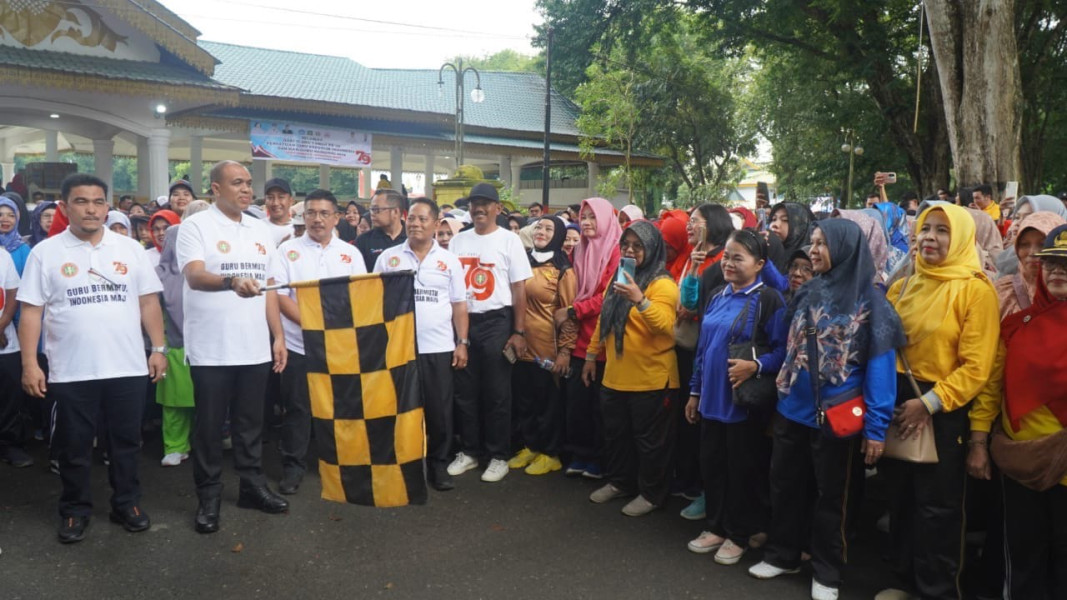 Pj. Bupati Langkat Faisal Hasrimy Lepas Ribuan Guru dalam Gerak Jalan Santai HUT PGRI ke-79