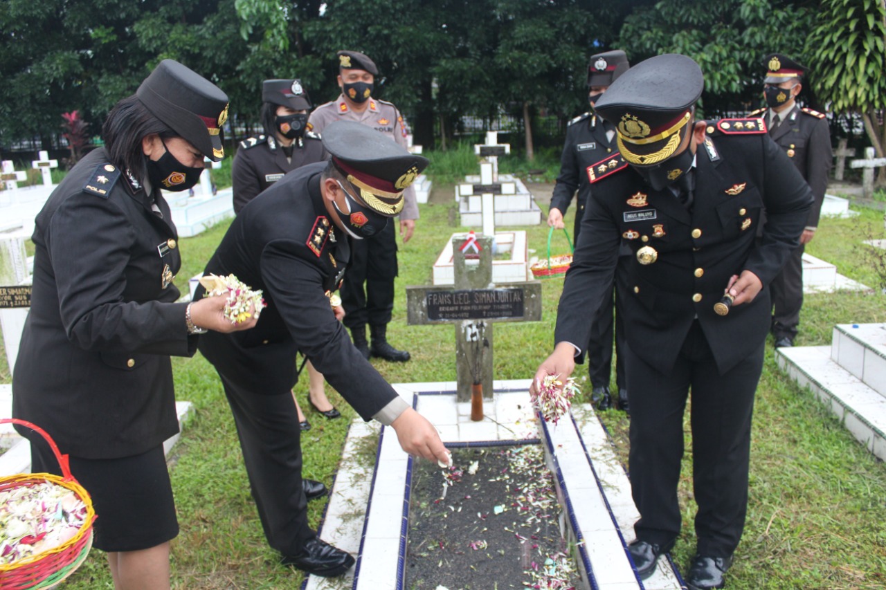 Sambut HUT Bhayangkara Ke-75, Polres Pematangsiantar- Simalungun Ziarah Ke Makam Pahlawan