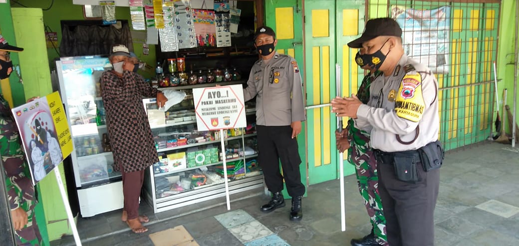 Sambangi para Pelaku Usaha, Aparat Kartasura Ingatkan Warga tetap Waspada Di Masa Pandemi Covid -19