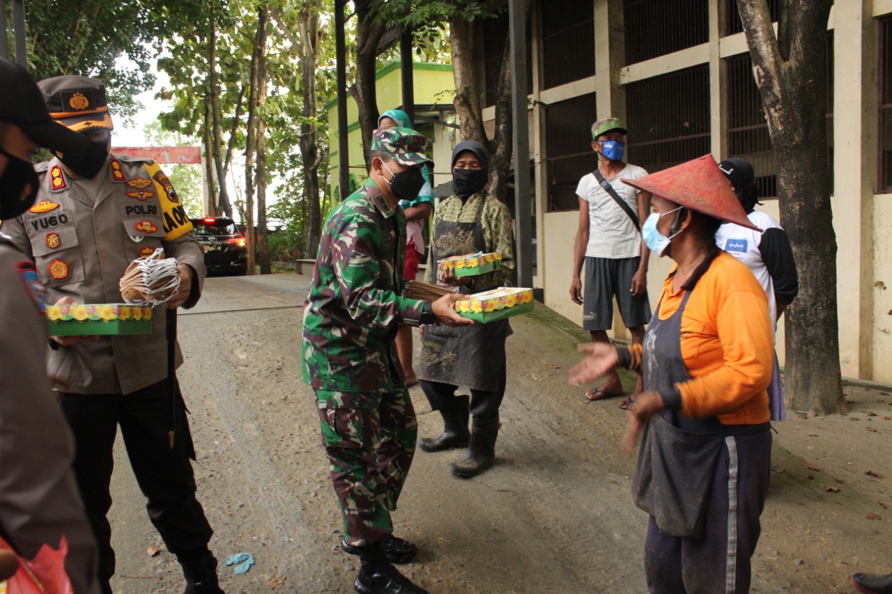 Dandim & Kapolres Sukoharjo Bagikan Paket Nasi kotak dari Dapur Sinergitas TNI-Polri Sukoharjo