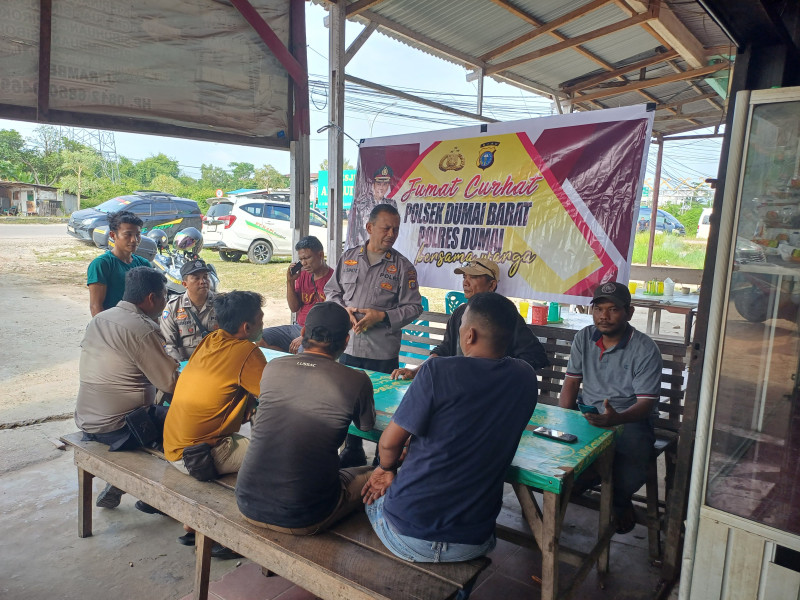Kanit Binmas Polsek Dumai Barat Memimpin kegiatan Jumaat Curhat Loket Bus Batang Pane