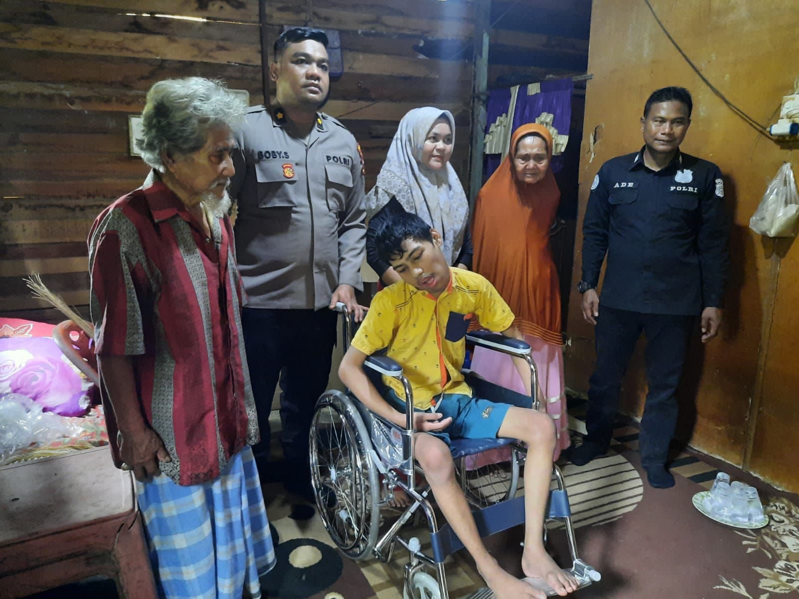 Dapat Bantuan Kursi Roda Dari Polda Riau, Ibu Kandung Fikri Sambut Dengan Air Mata Haru