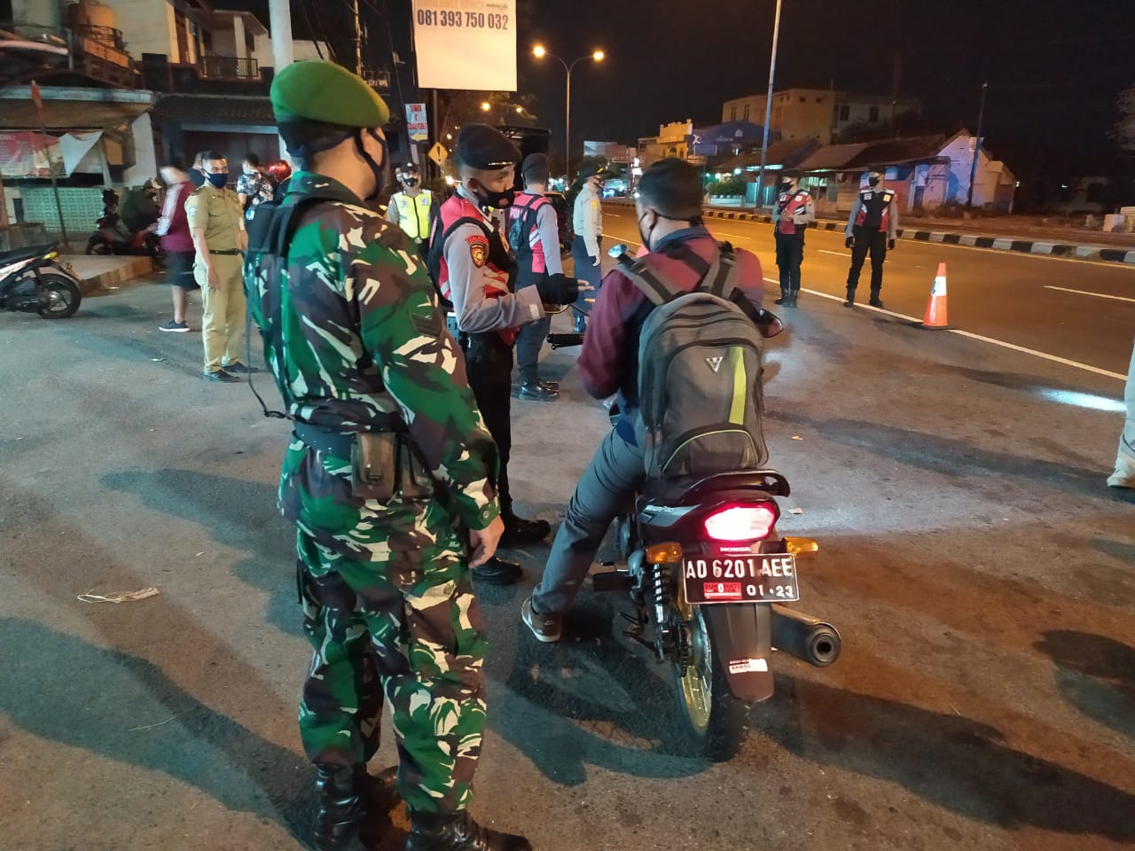 TNI Polri Juga Tertipkan Masker Di Malam Hari