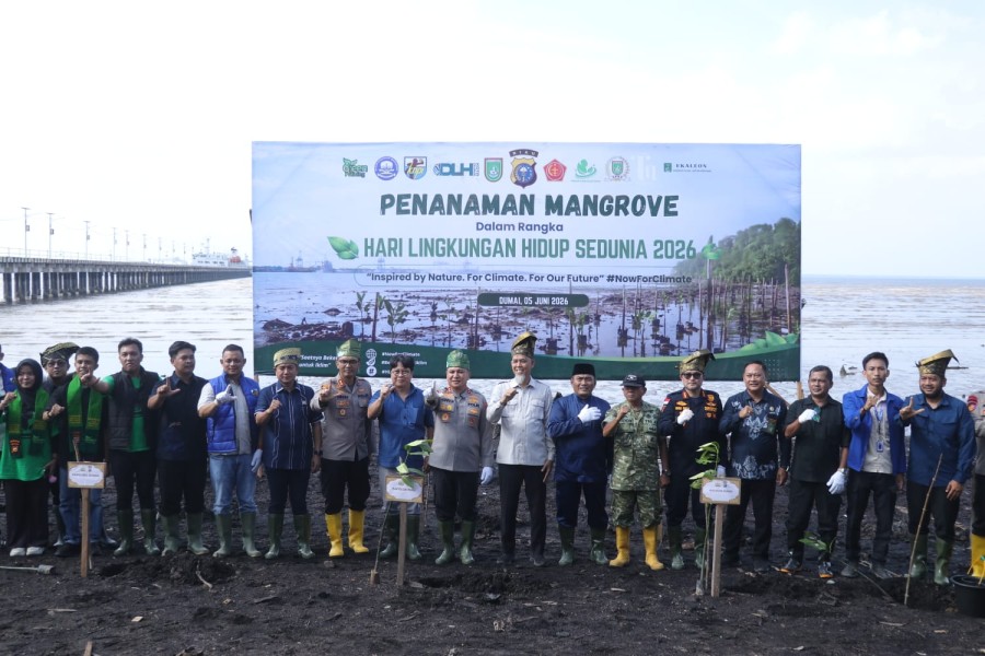 Kapolda Riau Pimpin Aksi Hijau Polres Dumai Tanam Pohon untuk Investasi Oksigen dan Cegah Ambrasi