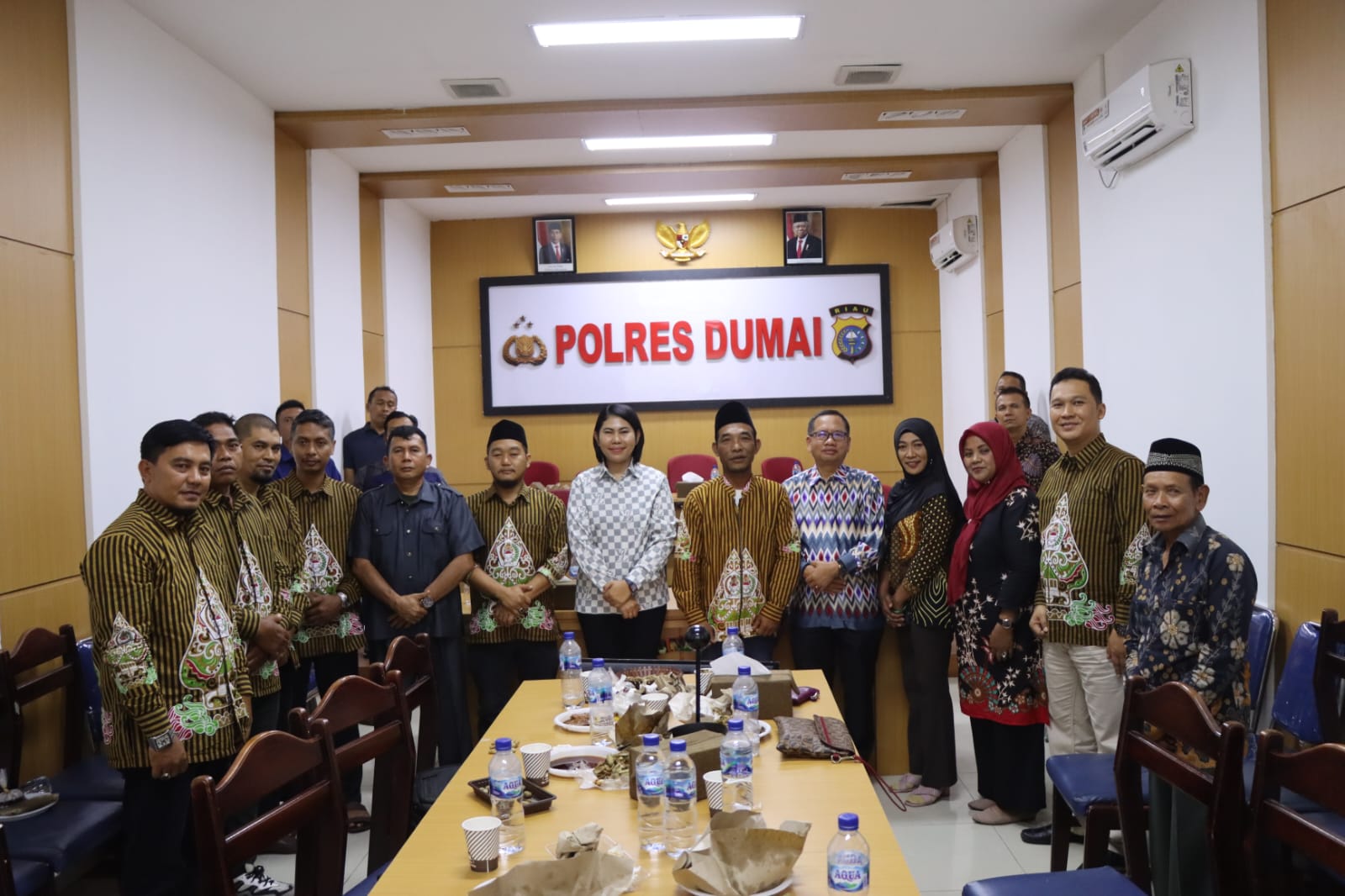 Polres Dumai Nonton Bareng Wayang dengan Pemeran Panglima TNI, Kasad, Kasal  Kasau dan Kapolri