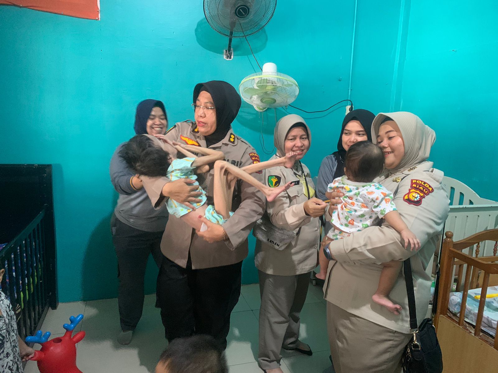 Kisah Pilu Siti Fadilla, Anak Penderita Hidrosefalus Dibuang Orang Tuanya Ini Tampak Ceria Digendong