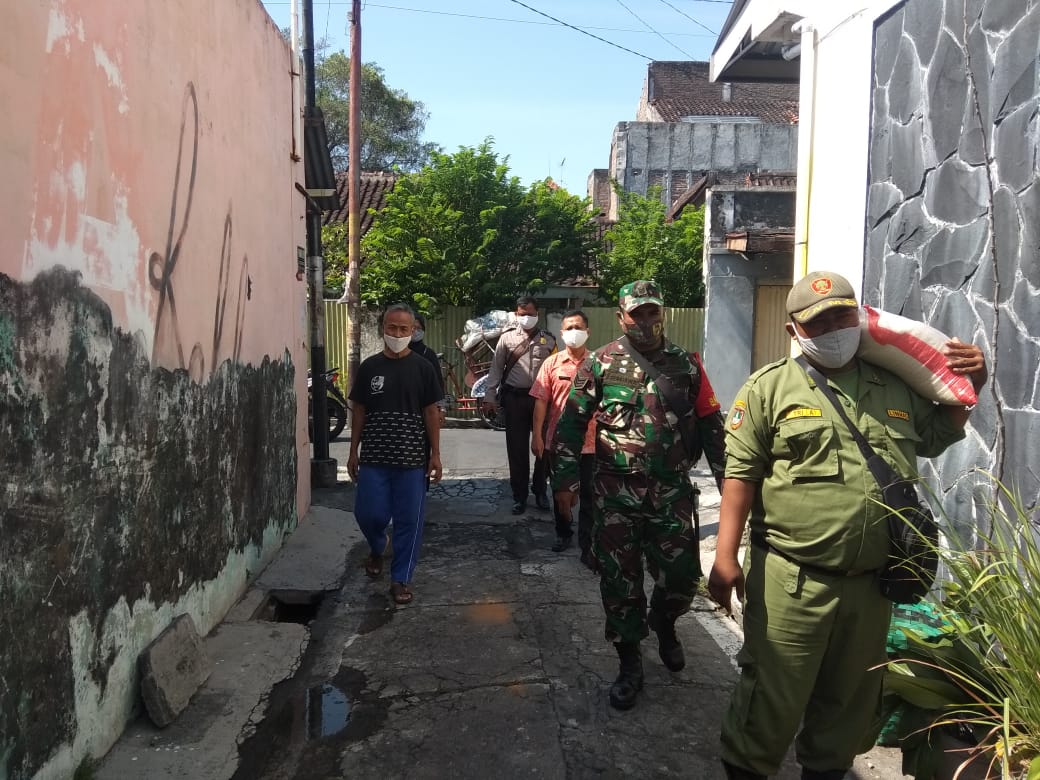 Kepedulian Babinsa, Lurah dan Bhabinkamtibmas terhadap Warga yang Dikarantina