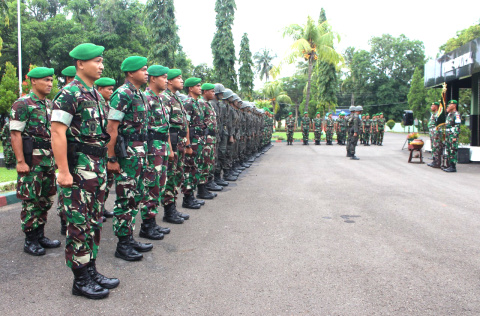 Komandan Yonif 407 Pimpin Acara Tradisi Terima Prajurit Baru