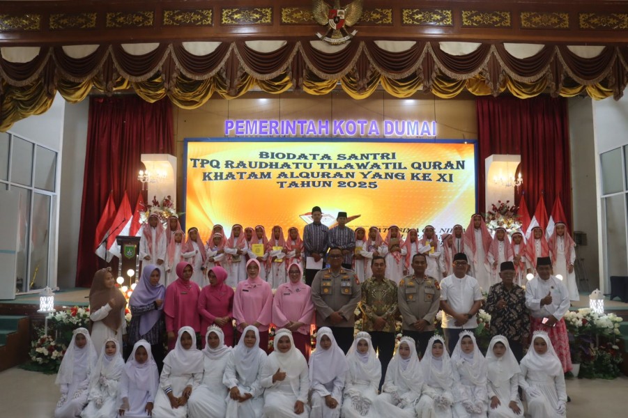 Kapolres Dumai Serta Jajaran Bhayangkari Hadiri Acara Khatam Alquran Dan Wisuda Tahfidz TPQ Raudhatul Tilawatil Qur'an