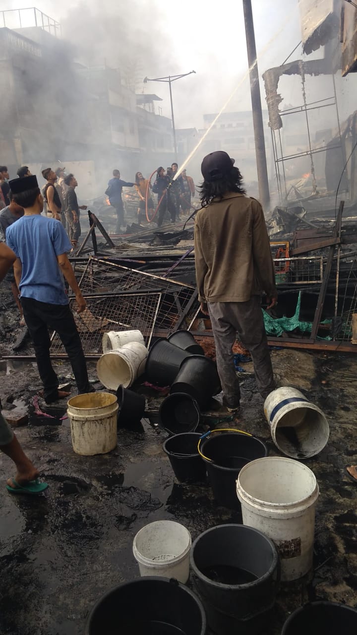Si Jago Merah Hanguskan  Ratusan Los Pedagang Pajak Lama Perbaungan 