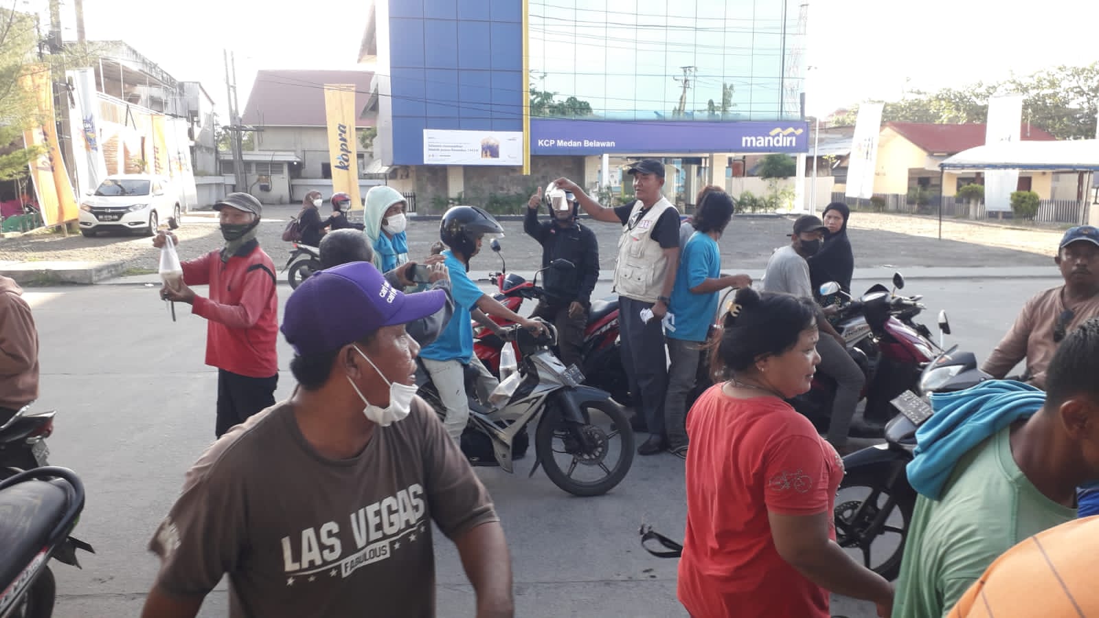 Aliansi Wartawan Medan Utara Bagi-Bagi Takjil Kepada Pengendara Jalan Dan Masyarakat