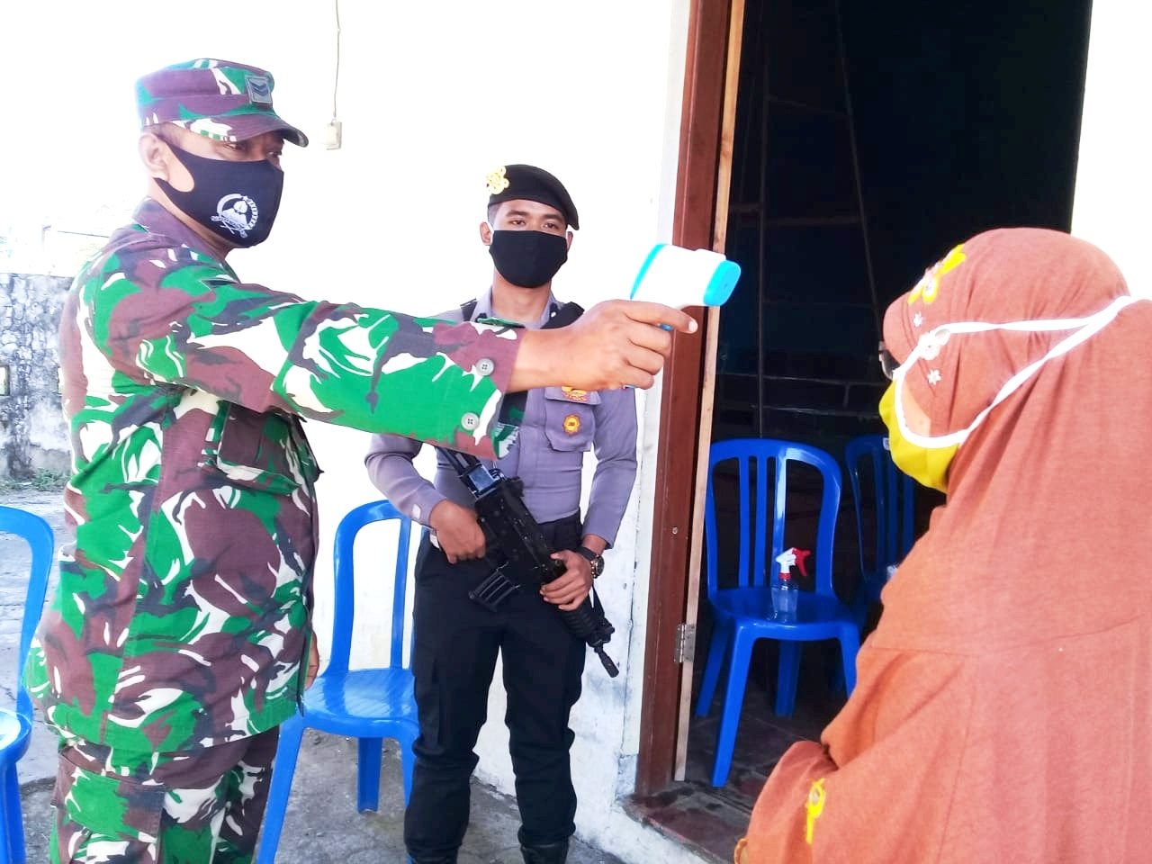 Antisipasi Virus Corona Warga Wajib Dicek Babinsa   