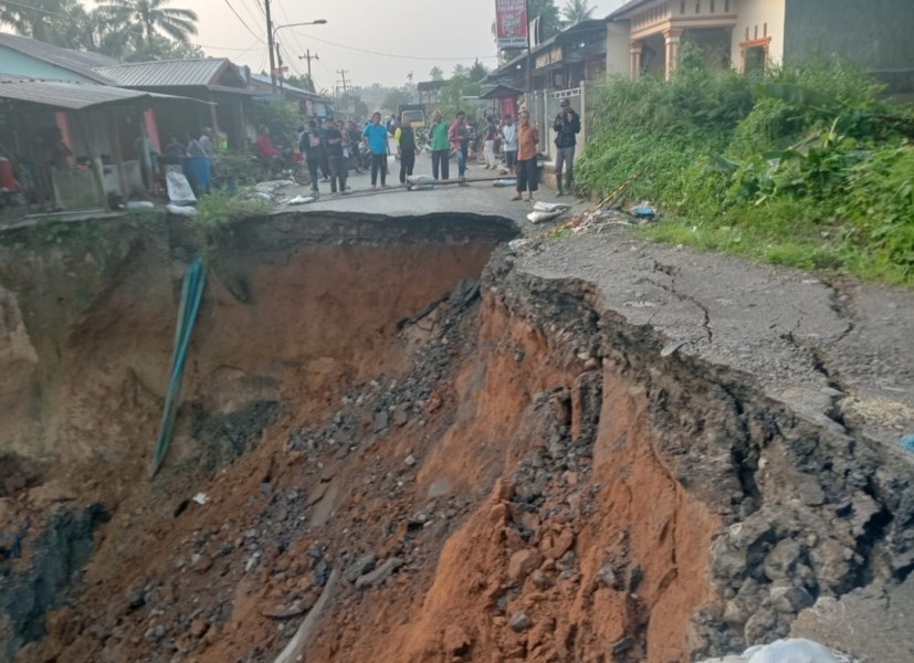 Tanggap Bencana, Polsek STM Hulu Bantu Aktifkan Jalur Alternatif Bersama Masyarakat