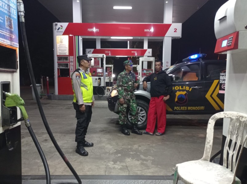 Patroli Malam TNI Di Wuryantoro Juga Dijadikan Sarana Komsos Dengan Warga