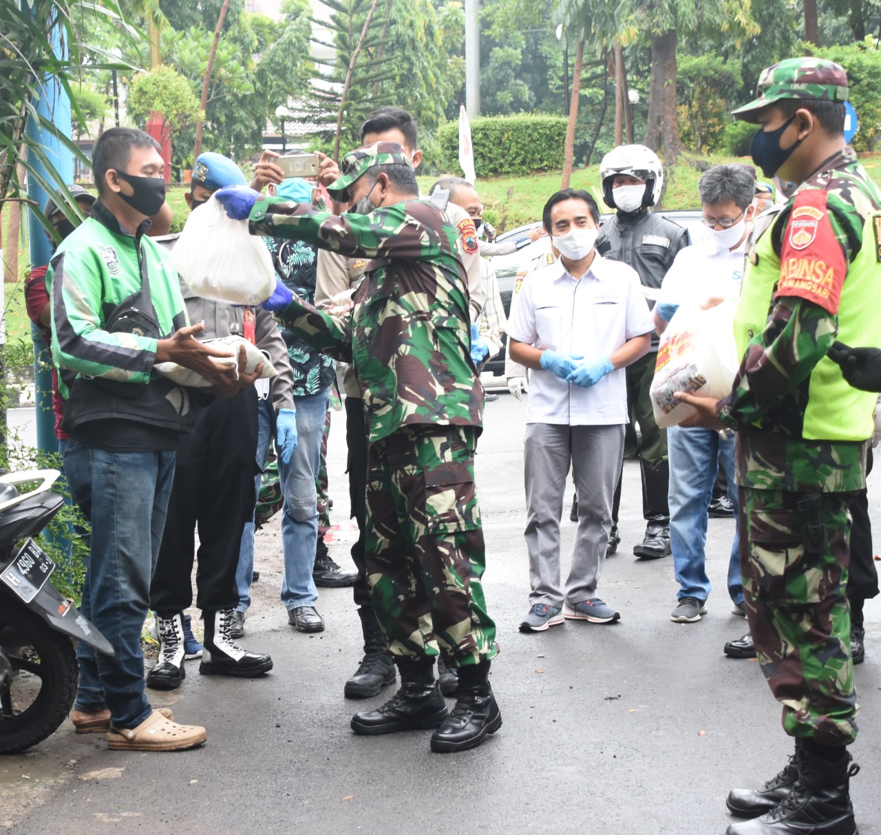 TNI-Polri Bagikan Sembako Di Lingkungan Puri Wedari Semarang