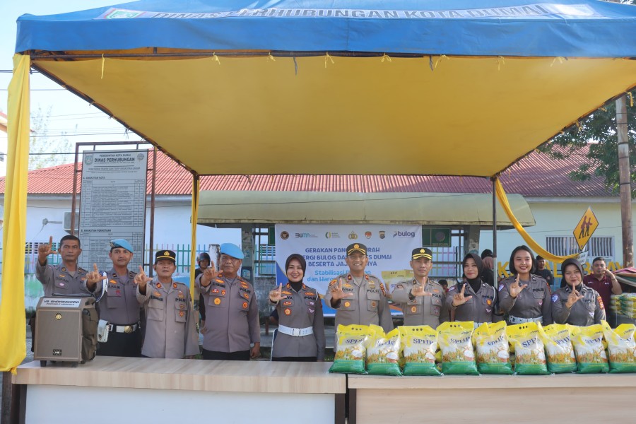 Polres Dumai dan Perum Bulog Mengelar Operasi Pasar Pangan Murah.