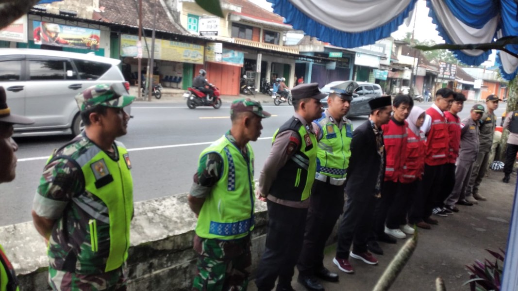 Babinsa Kodim 0724/Boyolali Turun Tangan, Bantu Kelancaran Arus Balik Di Pospam Pasar Ampel