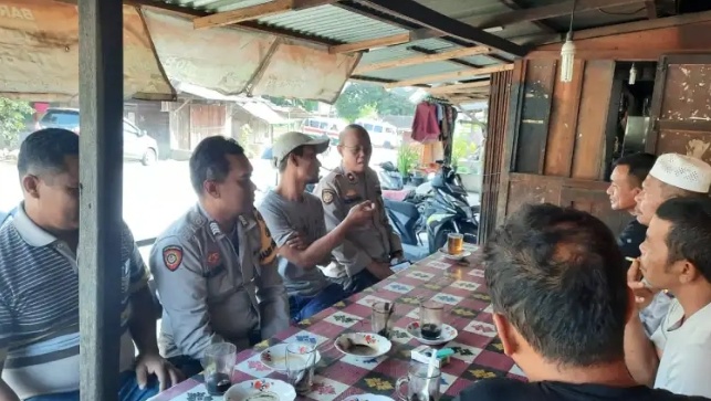 Didampingi Bhabinkmatibmas, Kapolsek Panyabungan Selatan Sambangi Warga