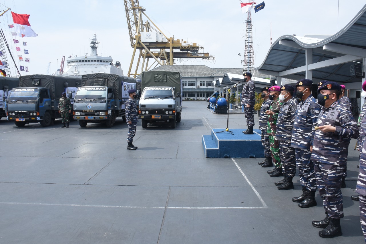 TNI AL Salurkan Bantuan Kemanusiaan Pada Korban Banjir Di Bekasi Dan Karawang