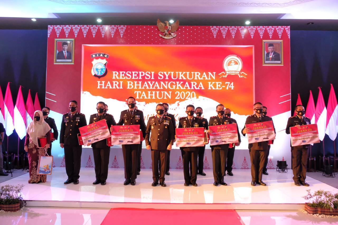 Polisi Berprestasi Dan Polisi Teladan Terima Penghargaan Kapolda Riau