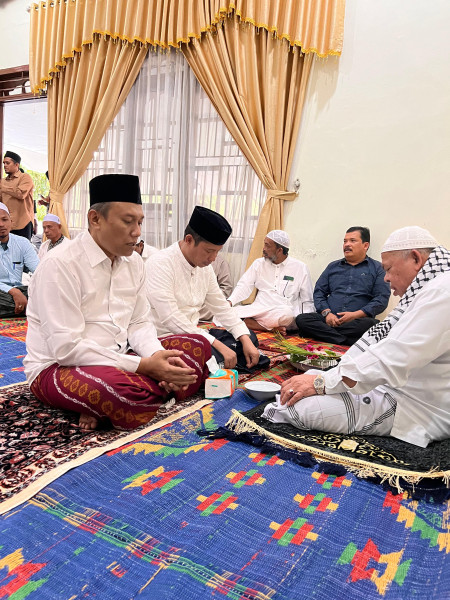 Ulama Kharismatik Aceh Beri Restu: Abu Paya Pasi Peusijuek Maimul Mahdi dan Nurzahri