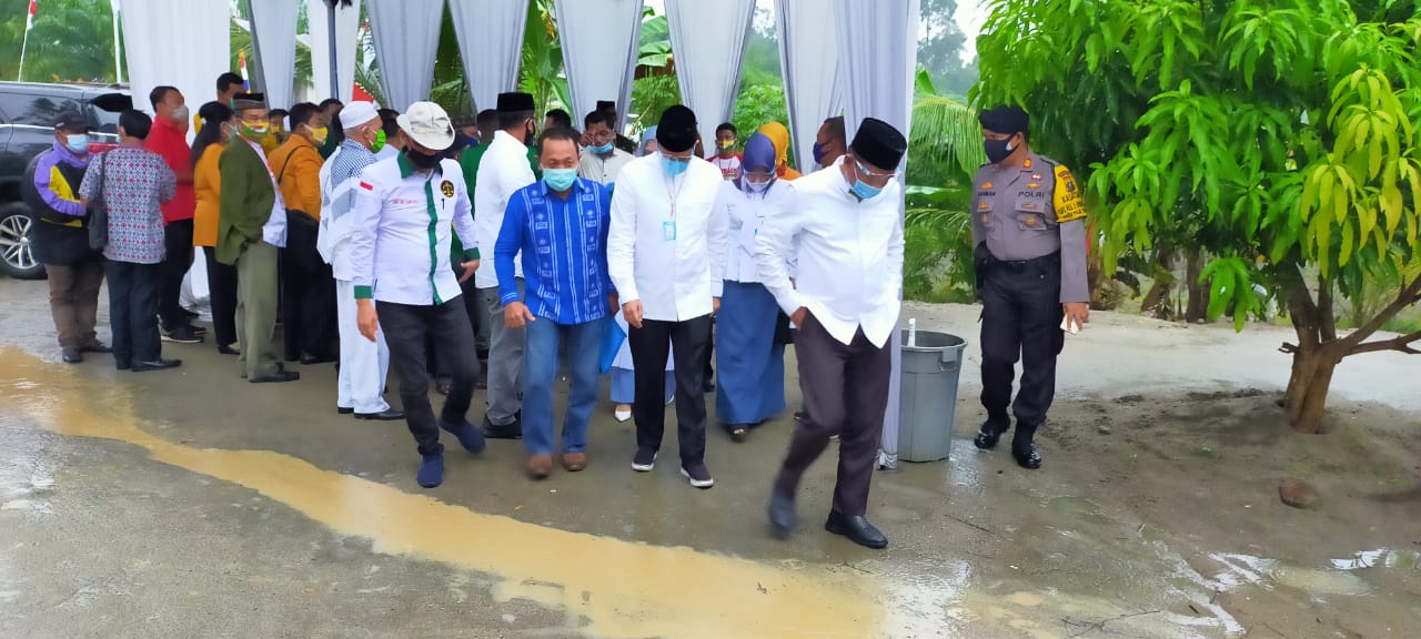 Diguyur Hujan Deras  8 Parpol Antarkan Pasangan Dambaan Daftar Ke KPU Sergai 