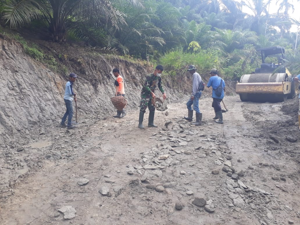 Satgas TMMD Kodim 0204/DS Terus Kebut Pemadatan Jalan dengan Sirtu 