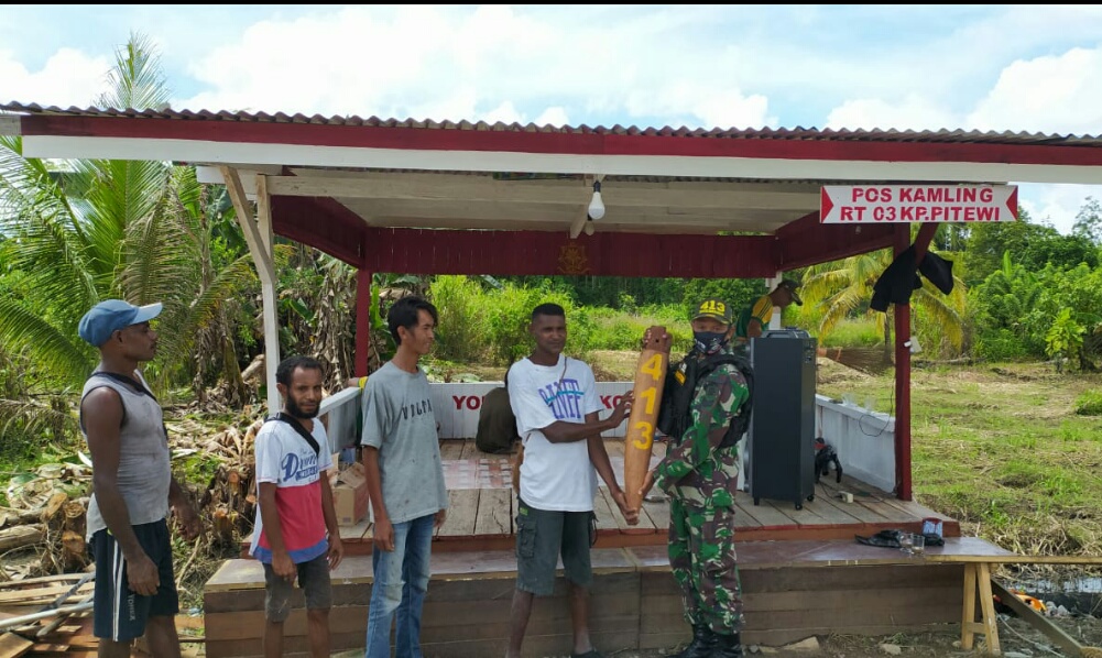 Hadiah Natal, Satgas Yonif MR 413 Kostrad Berikan Pos Kamling Merah Putih Untuk Masyarakat Perbatasa
