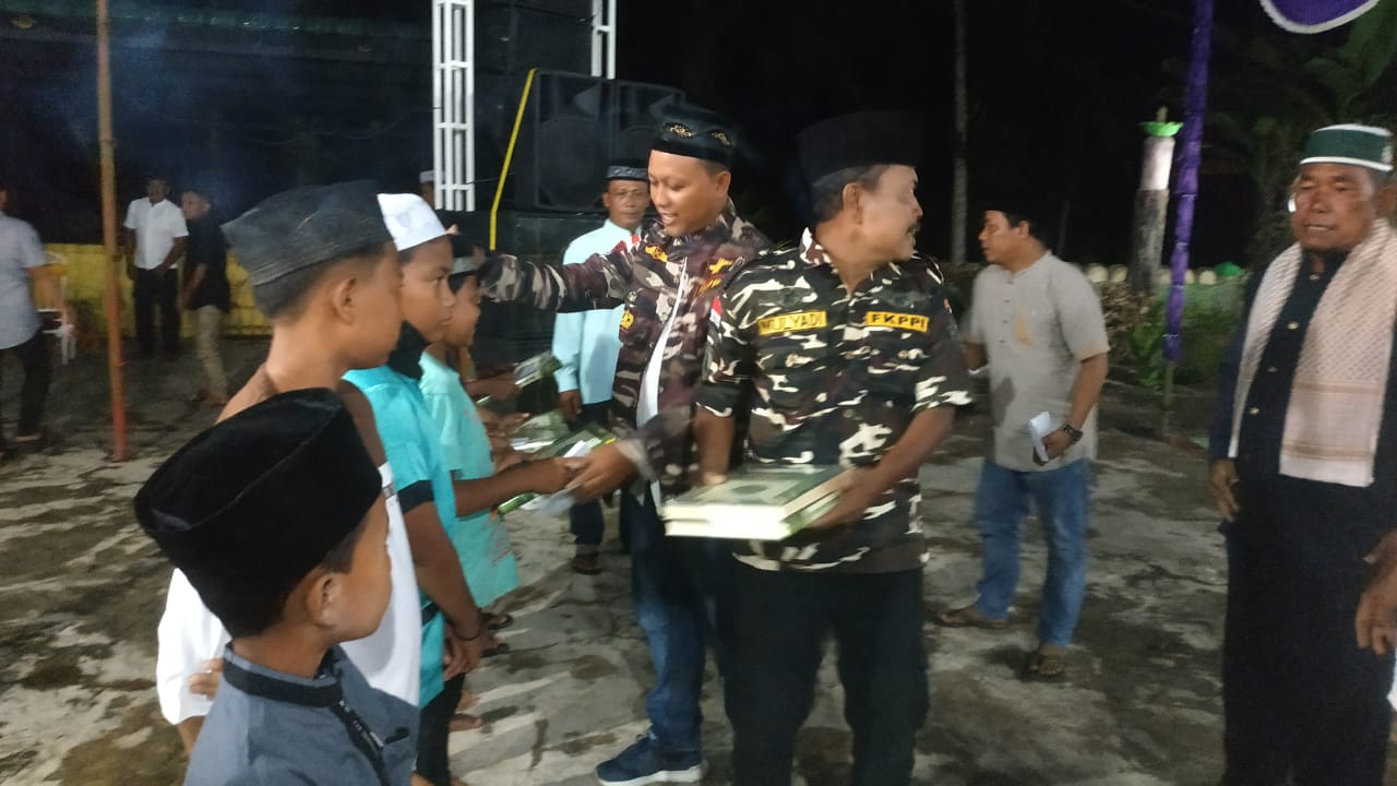 Ketua FKPPI Sub Rayon Desa Sei.Sentosa Berikan Al Quran untuk Anak-Anak dari Keluarga Tdak Mampu