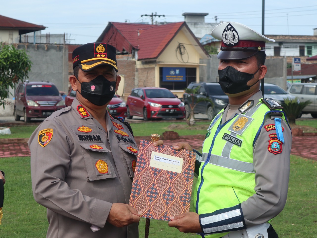 Kapolres Batu Bara Berikan Penghargaan Kepada Bripka Prenky Butar Butar Yang Viral di Medsos.