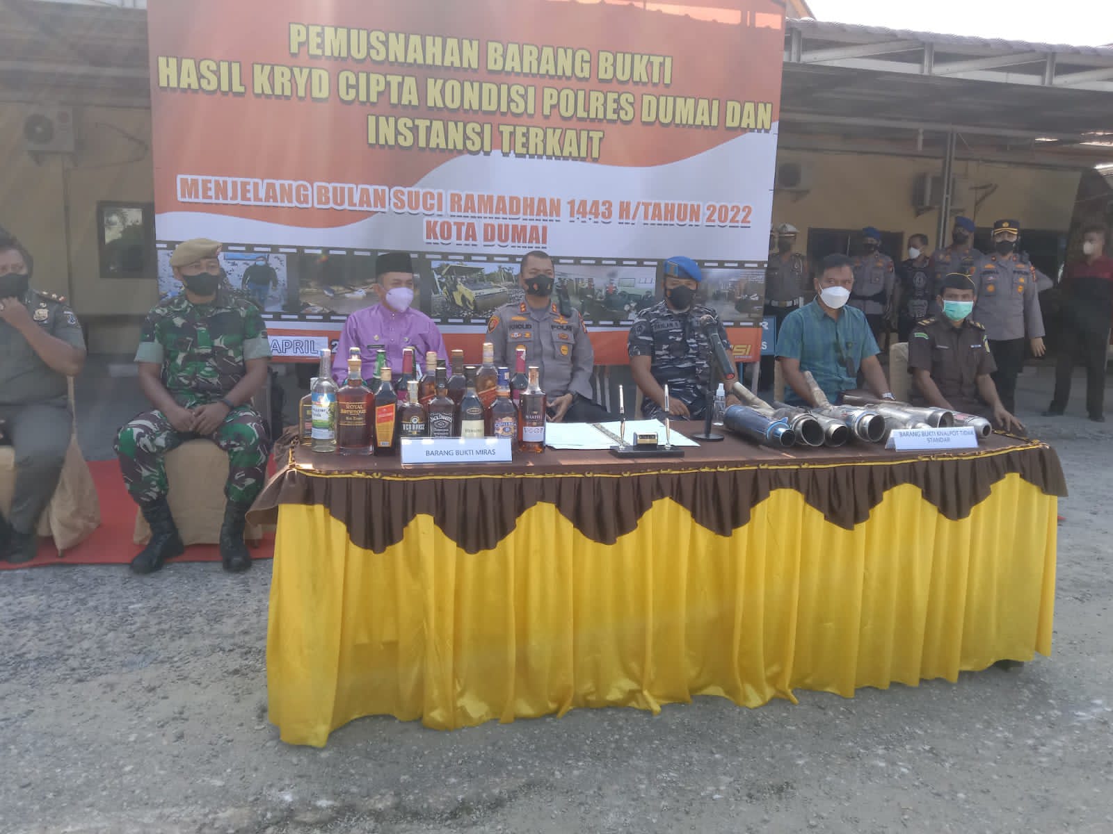 Polres Dumai Musnahkan BB Ribuan Botol Miras dan Knalpot Brong