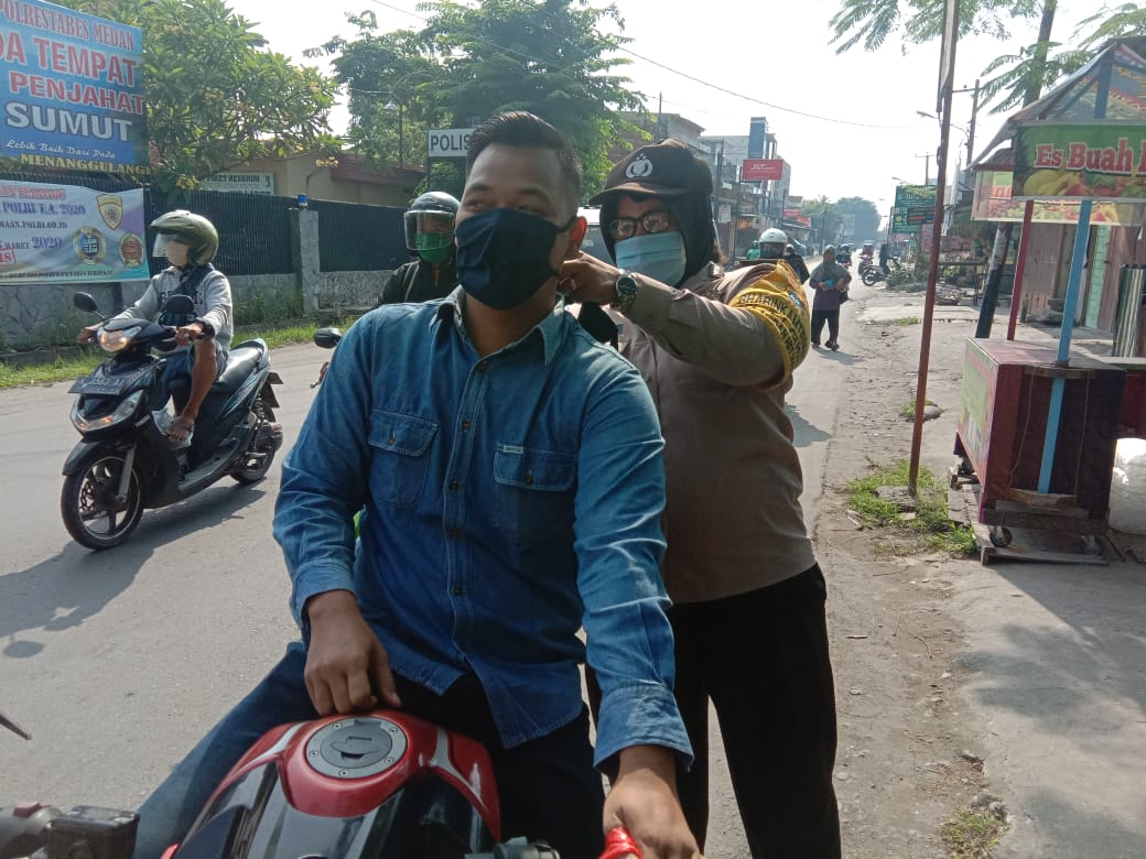 Rayakan Hari Kartini, Polwan Polsek Medan Helvetia Bagi - bagikan 1000 Masker kepada Masyarakat