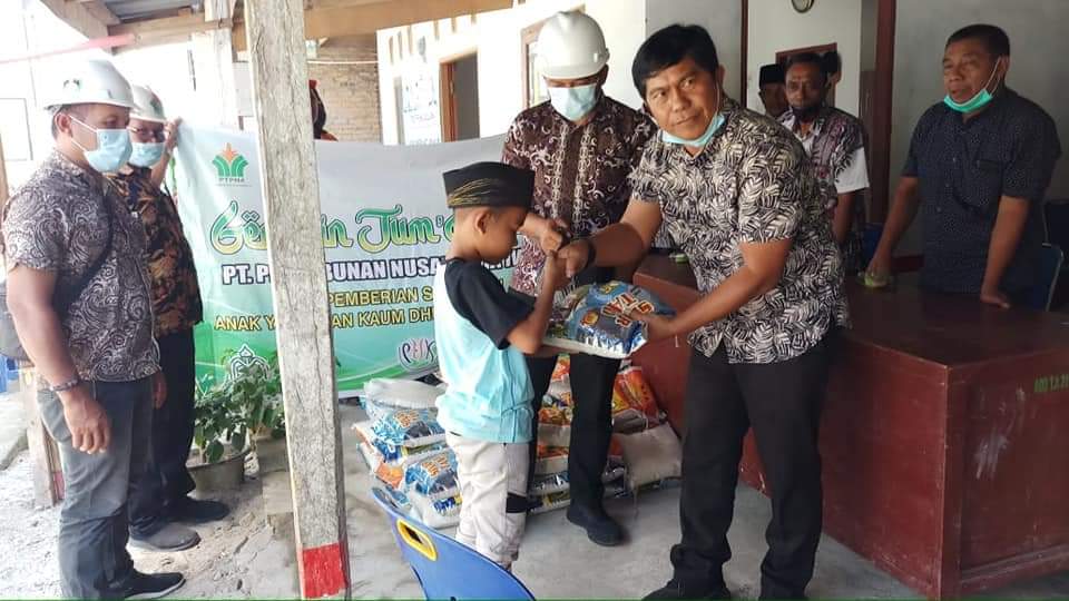 45 paket sembako diserahkan Manejemen PTPN-IV Kebun Ajamu kepada Anak yatim di Desa Meranti Paham 