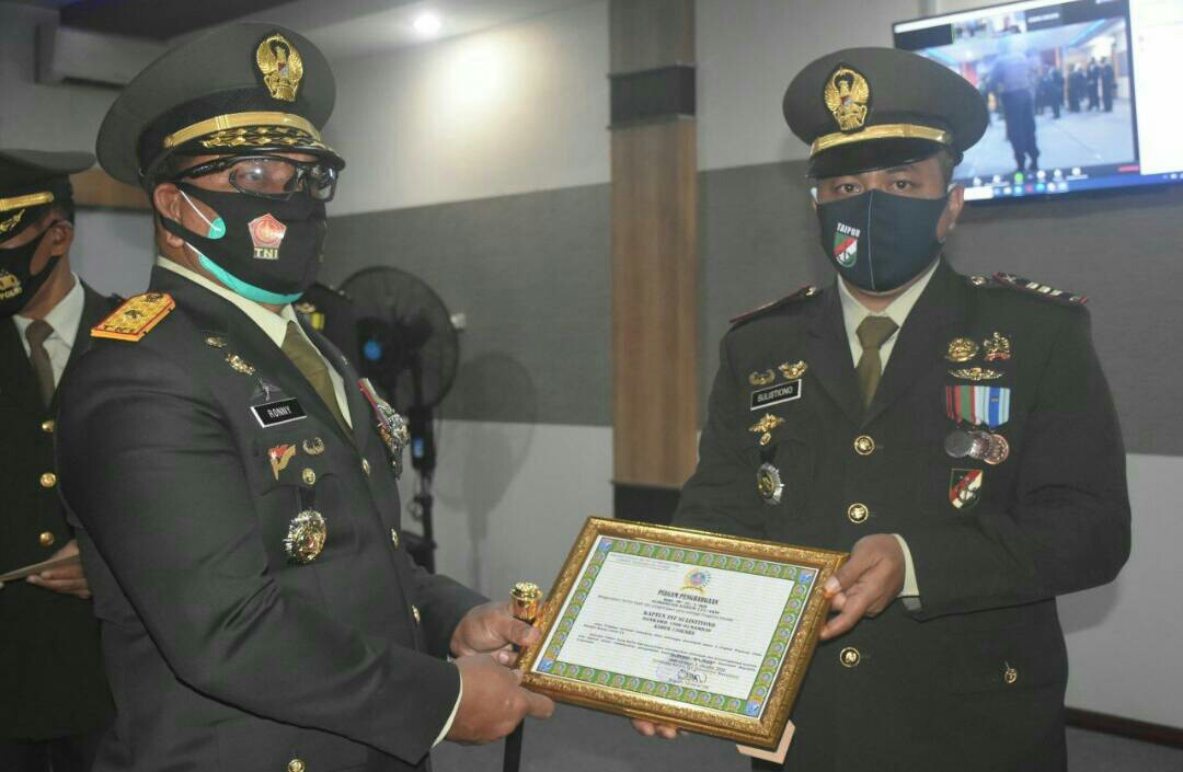 Danrem 121/Abw Brigjen TNI Ronny Beri Penghargaan Prajurit Kodim Sambas