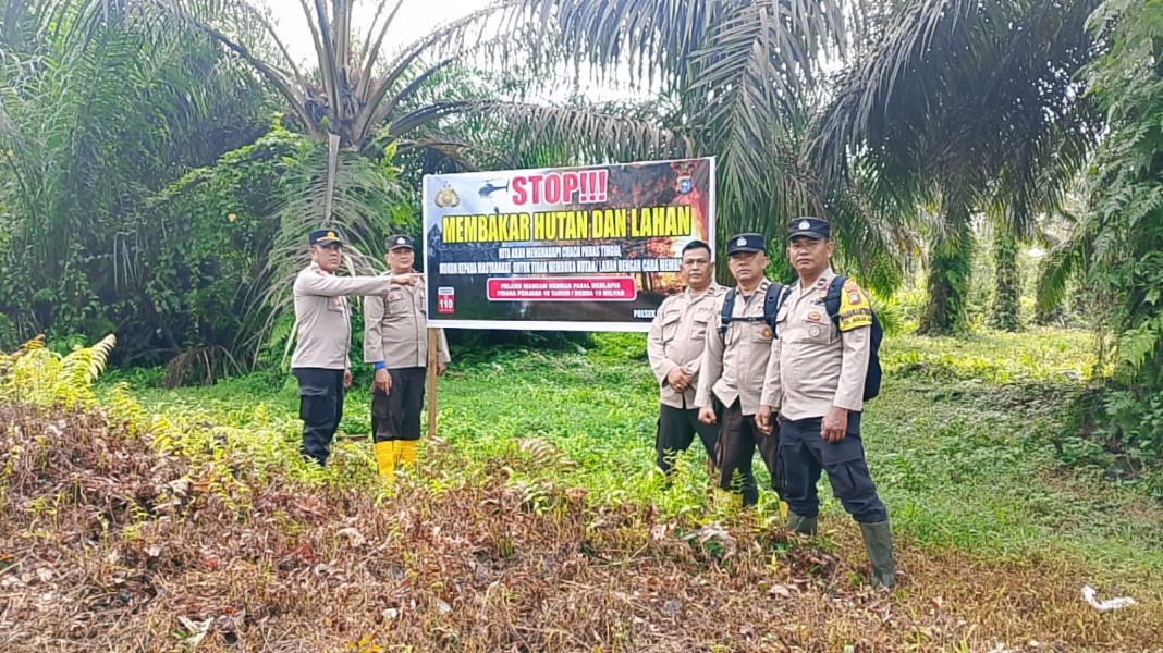 Cegah Karhutla AKP DEDI NOFARIZAL S.H.M.H Pimpin Sosialisasi dan Pemasangan Himbauan Di Batang Keladi Kecamatan Dumai Barat