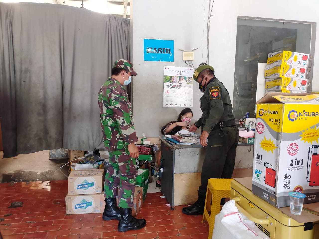 Sertu Priyanto Patroli dengan Linmas Sambil Terapkan Protokol Kesehatan di Masyarakat